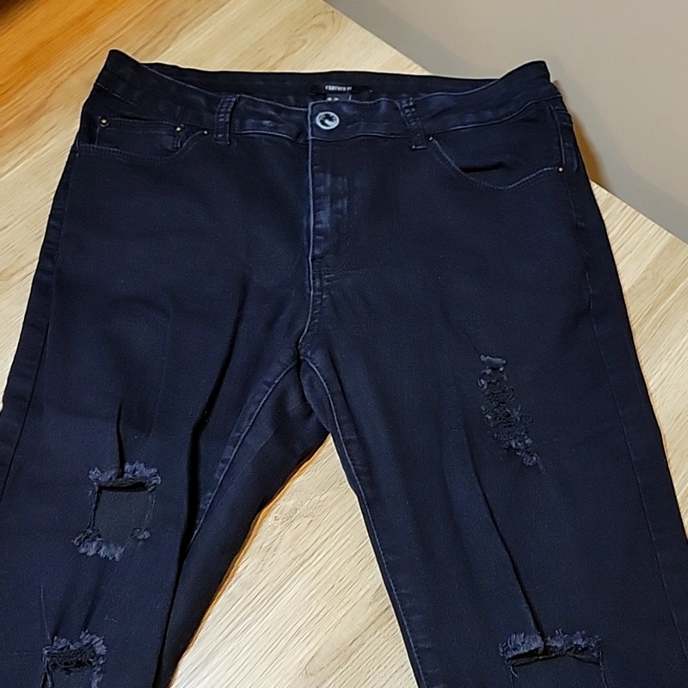 Nearly New Forever 21 Ripped Deep Black skinny jeans 30
